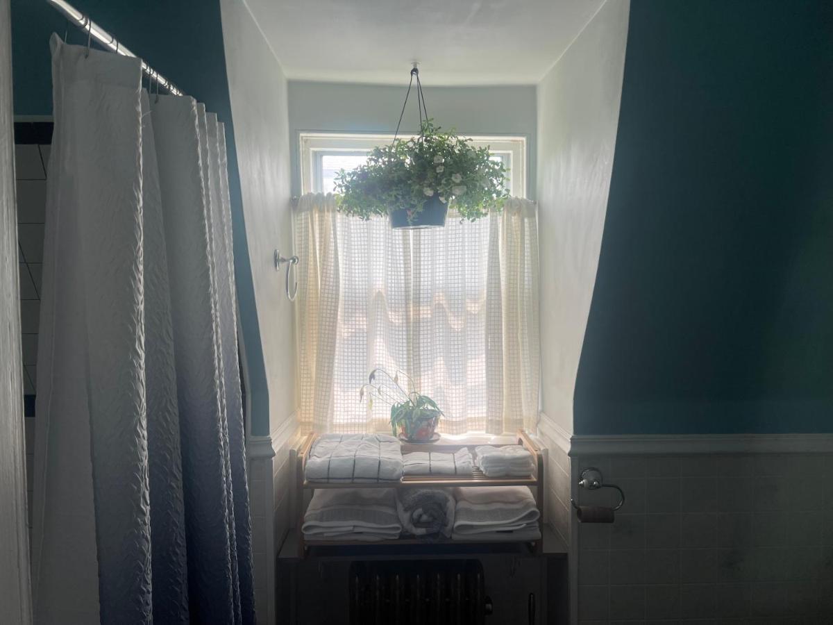 Private Victorian Apartment In Convenient City Location On 5 Acre, Sleeps 5 Poughkeepsie Exterior foto