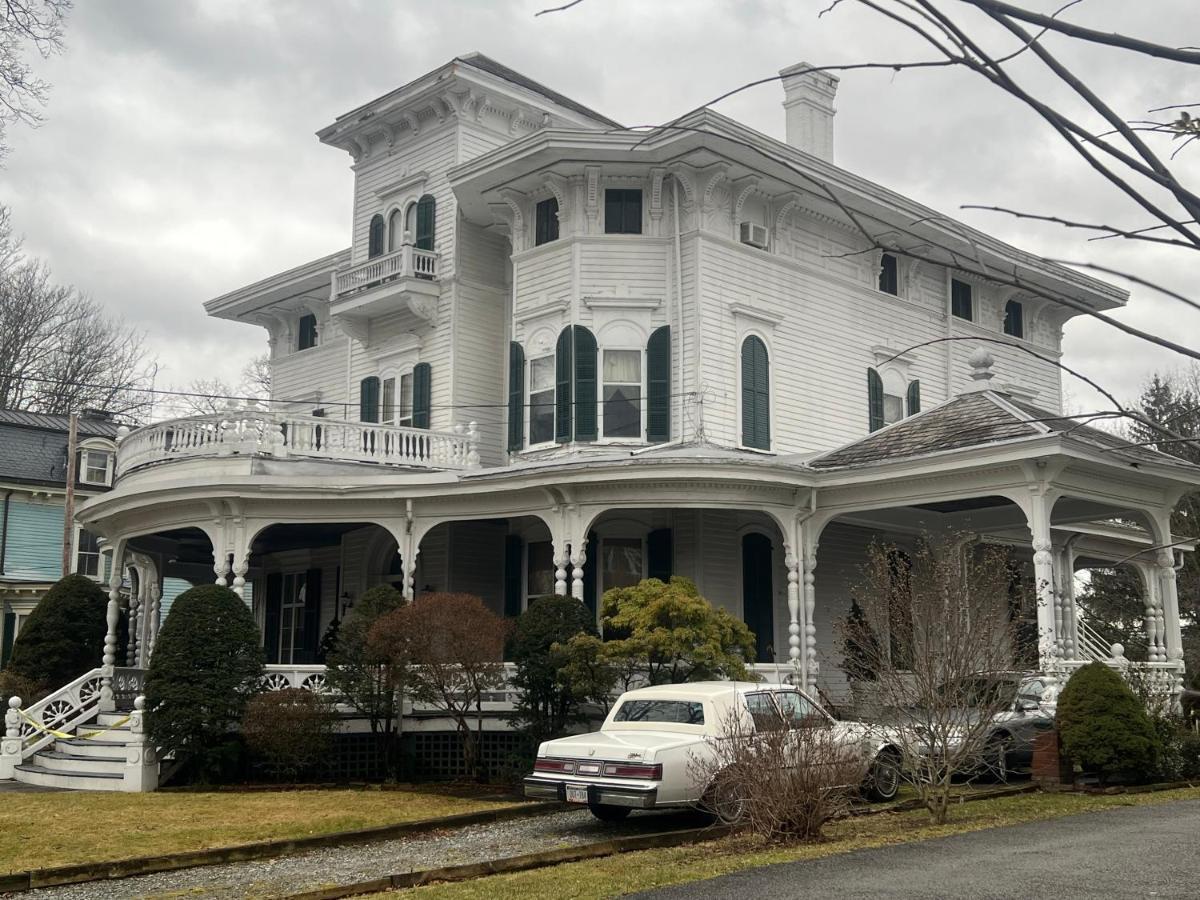 Private Victorian Apartment In Convenient City Location On 5 Acre, Sleeps 5 Poughkeepsie Exterior foto