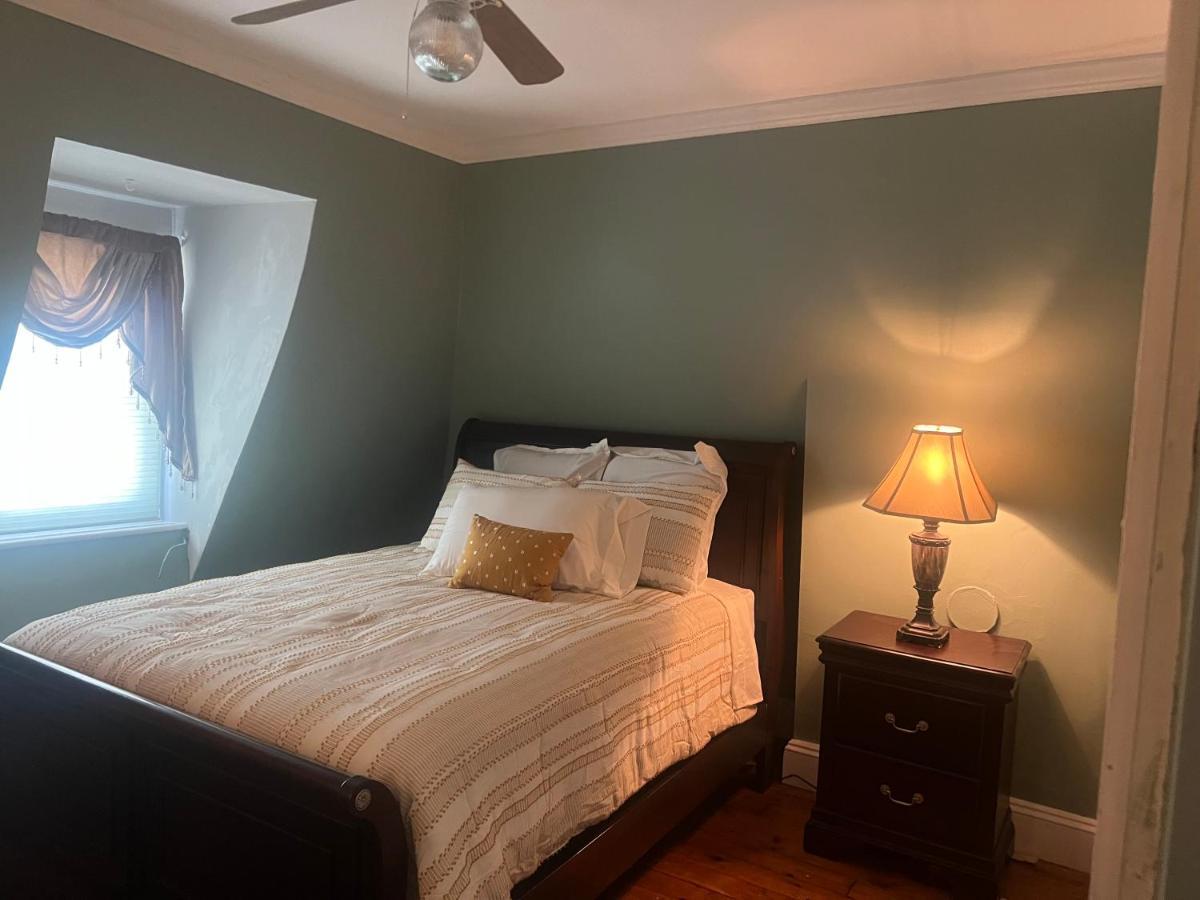 Private Victorian Apartment In Convenient City Location On 5 Acre, Sleeps 5 Poughkeepsie Exterior foto
